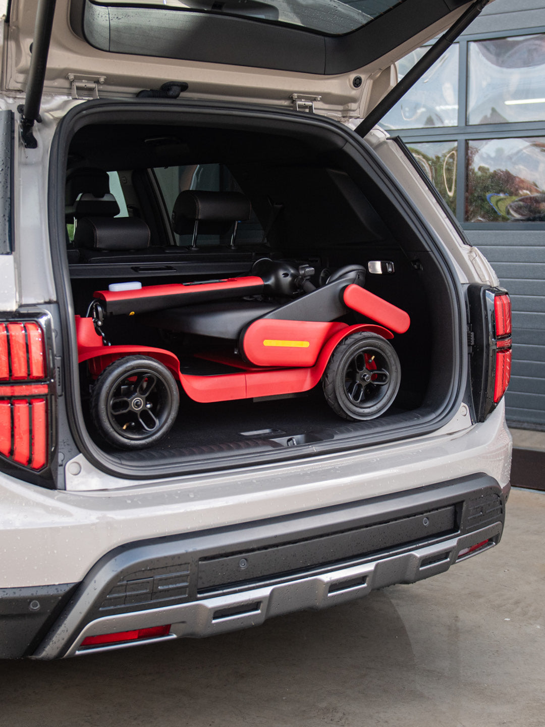 Paiseec S3 faltbarer Elektromobil Scooter rot – zusammengeklappt im Kofferraum eines Autos